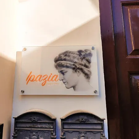 Ipazia Capri أناكابْري